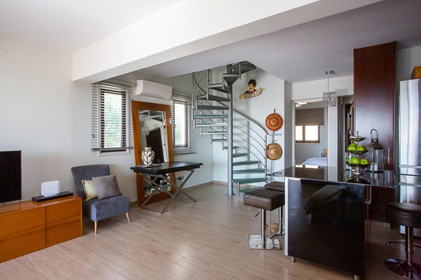 Penthouse Duplex Overlooking The Mediterranean Larnaca Bagian luar foto