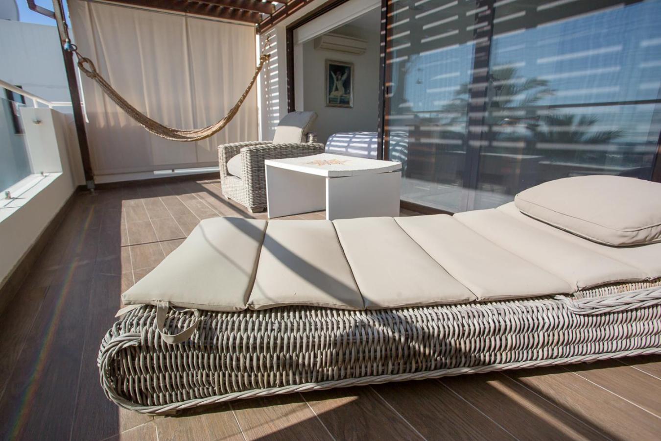Penthouse Duplex Overlooking The Mediterranean Larnaca Bagian luar foto