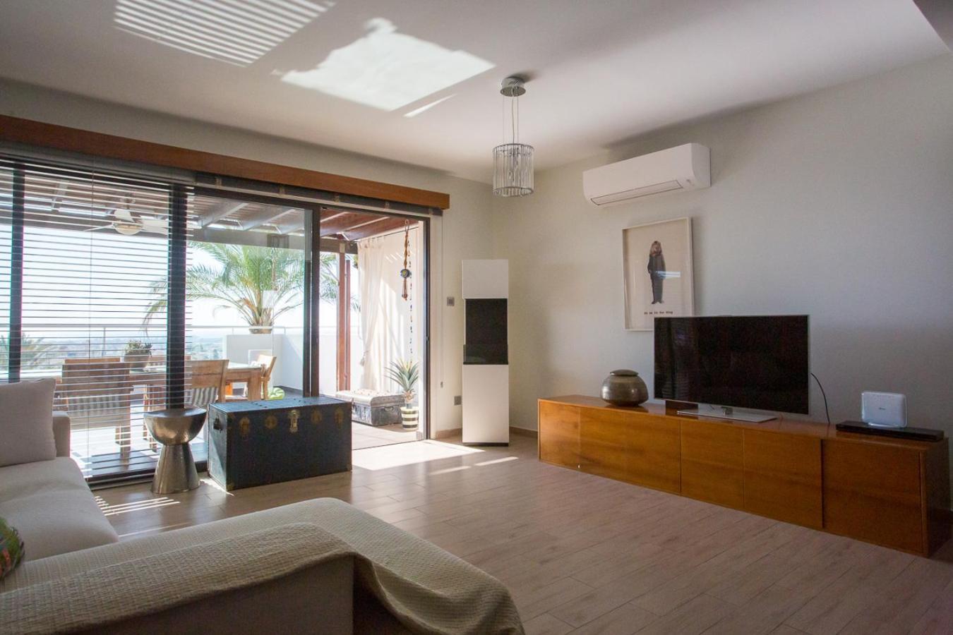 Penthouse Duplex Overlooking The Mediterranean Larnaca Bagian luar foto